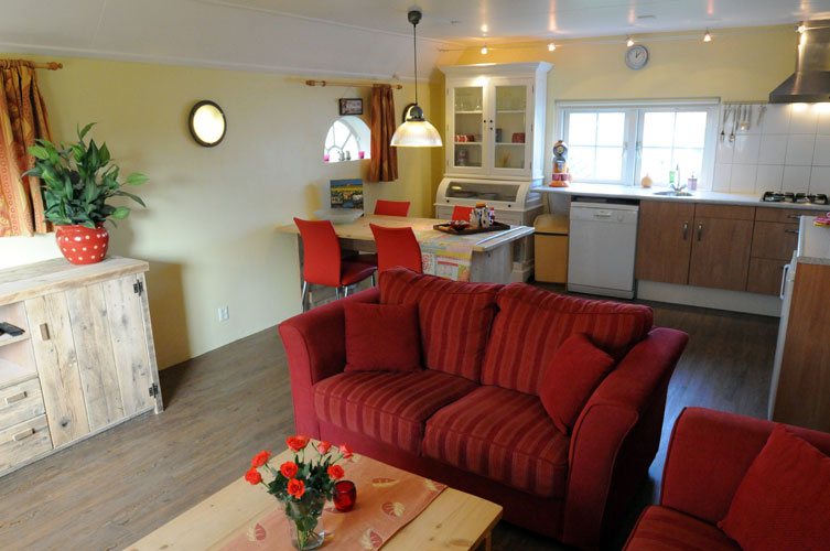 The red apartment